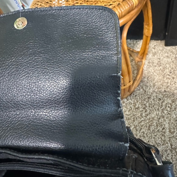 Picard Elegant Black Leather Crossbody Bag - Picture 13 of 16